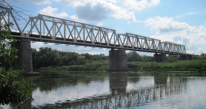 «ЛНР» укладывает рельсы на железнодорожном мосту в Станице