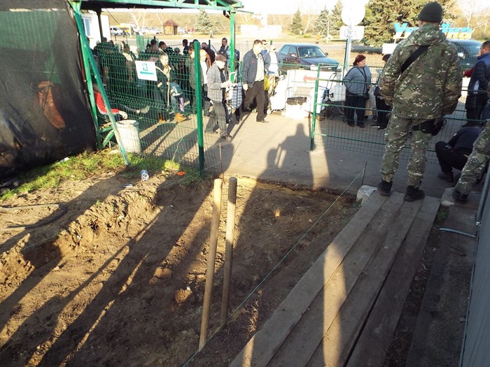 На КПВВ «Станица Луганская» делают еще одну полосу для прохода людей