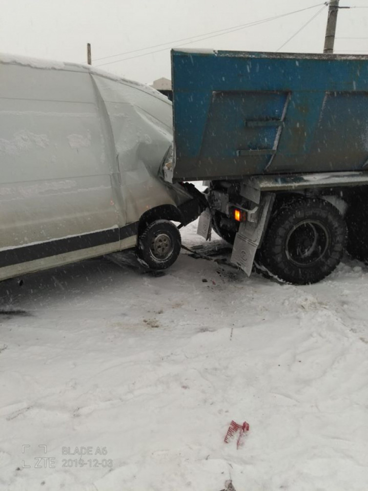 В Лисичанске из-за снегопада остановился транспорт