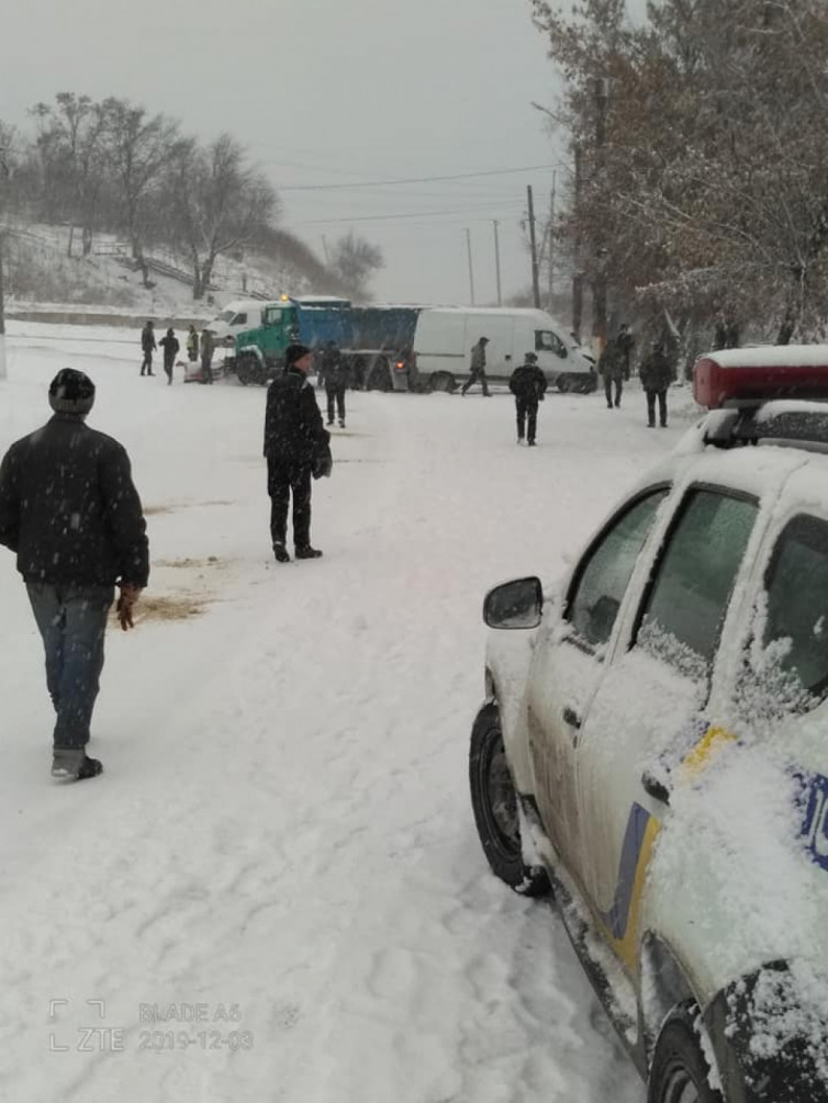 В Лисичанске из-за снегопада остановился транспорт