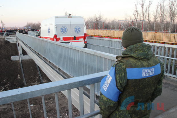 В Станице Луганской проверили, сможет ли скорая проехать по восстановленному мосту