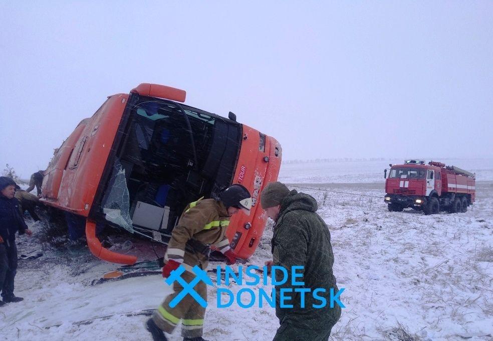 Под Новоазовском перевернулся автобус: 2 пассажира погибли