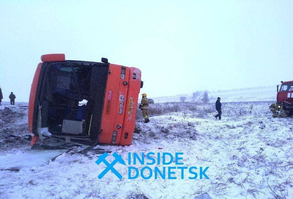 Под Новоазовском перевернулся автобус: 2 пассажира погибли