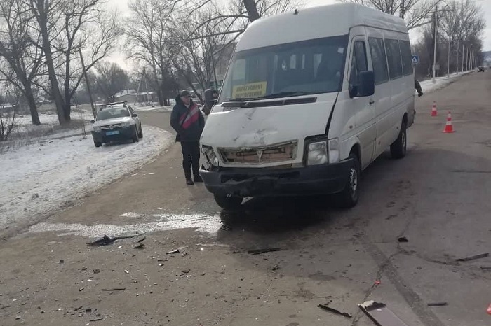 В Станице Луганской микроавтобус въехал в легковой автомобиль: пострадала 12-летняя девочка