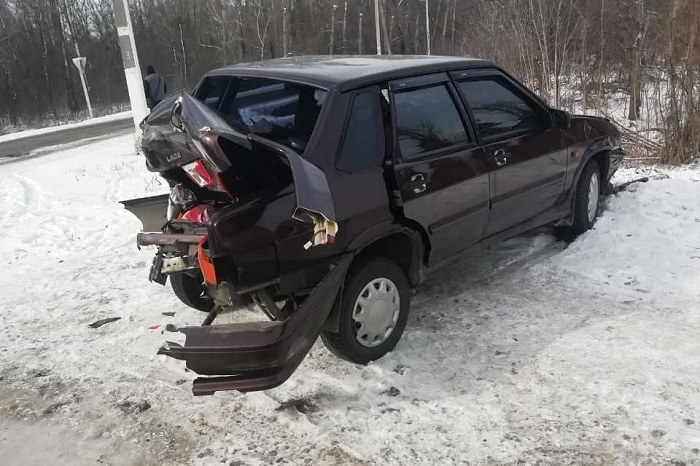 В Станице Луганской микроавтобус въехал в легковой автомобиль: пострадала 12-летняя девочка