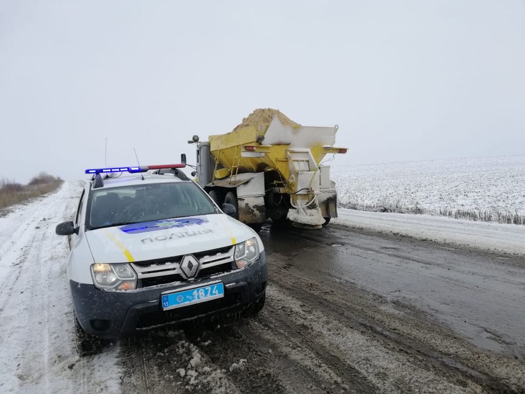 В Луганской области полиция вытаскивала грузовик, который не смог подняться на гору