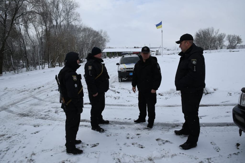 В Луганской области полиция вытаскивала грузовик, который не смог подняться на гору