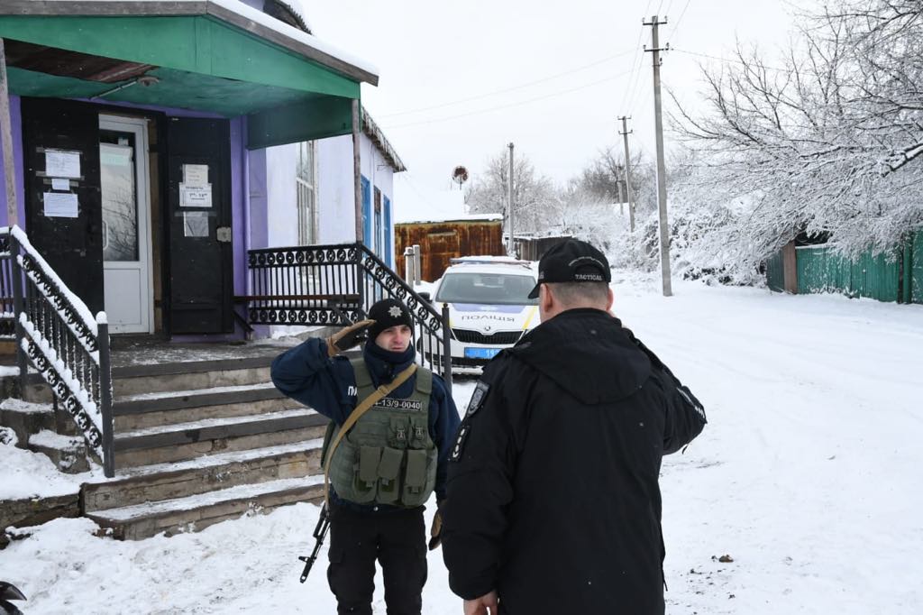 В Луганской области полиция вытаскивала грузовик, который не смог подняться на гору