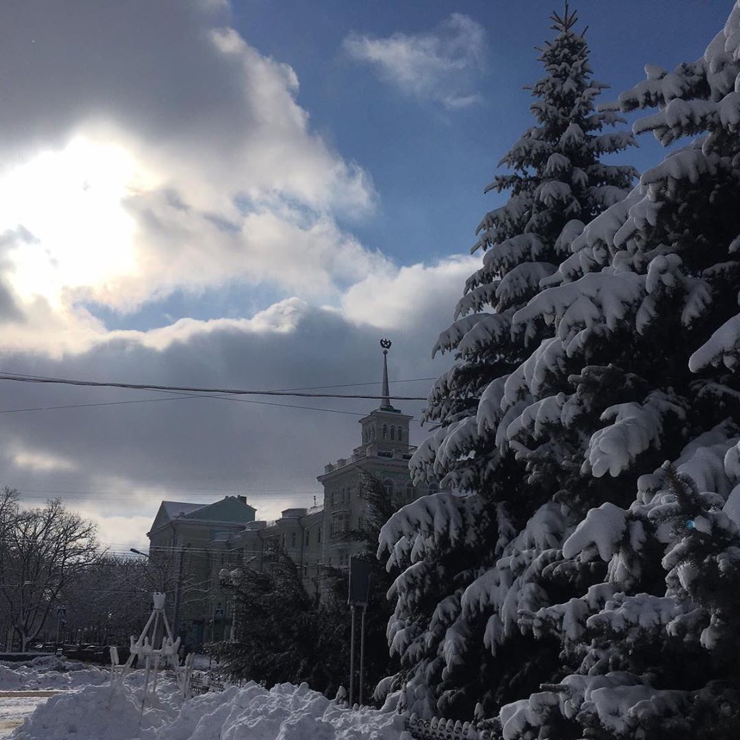 Снег в Луганске: луганчане делятся фотографиями заснеженного города (ФОТО)