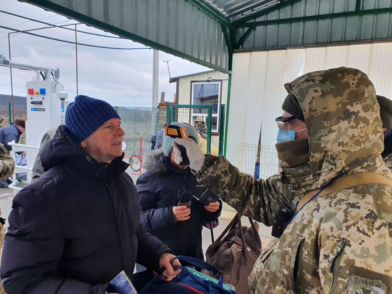 Выезжающим из ОРДЛО меряют температуру: выявляют коронавирус