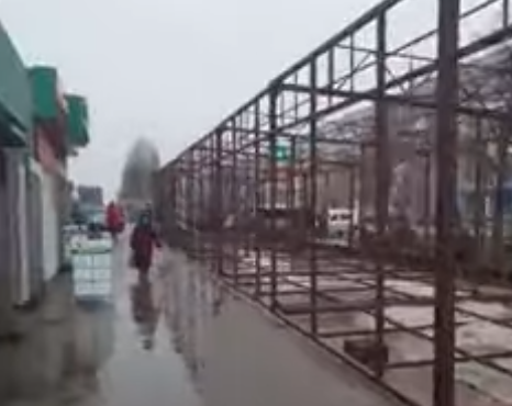 В Северодонецке на тротуаре устанавливают торговый павильон