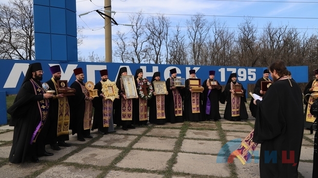 Луганские священники провели “антикоронавирусный” крестный ход (ФОТО)