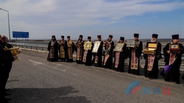 Луганские священники провели “антикоронавирусный” крестный ход (ФОТО)