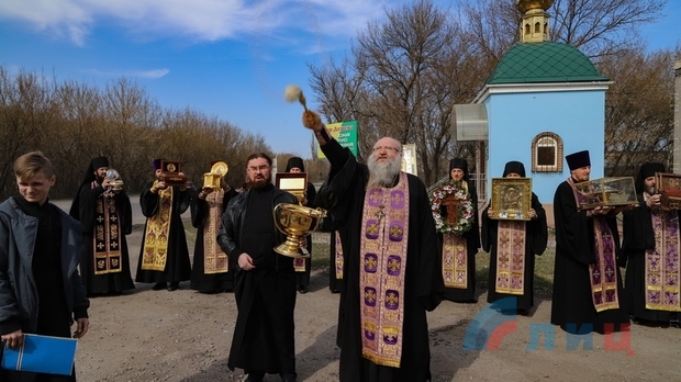 Луганские священники провели “антикоронавирусный” крестный ход (ФОТО)