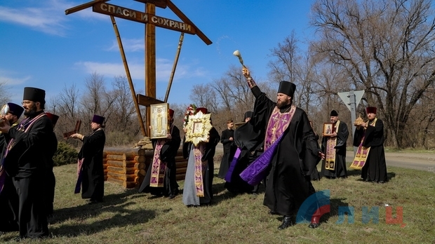 Луганские священники провели “антикоронавирусный” крестный ход (ФОТО)