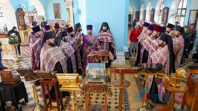 Луганские священники провели “антикоронавирусный” крестный ход (ФОТО)