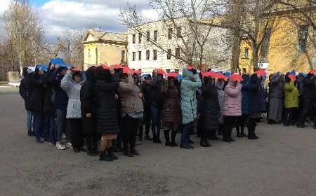 Без карантина, зато с флешмобами: как в “ЛНР” проходит “режим повышенной готовности” из-за коронавируса