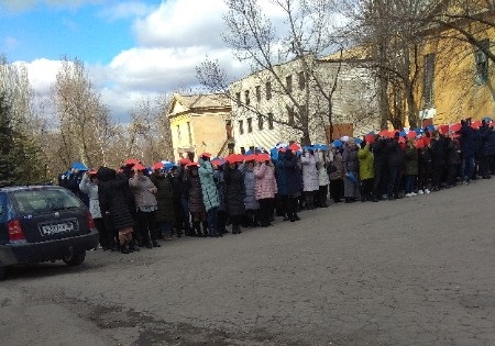 Без карантина, зато с флешмобами: как в “ЛНР” проходит “режим повышенной готовности” из-за коронавируса