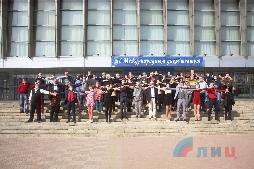 В карантинном Луганске провели флешмоб и позвали на него пенсионеров