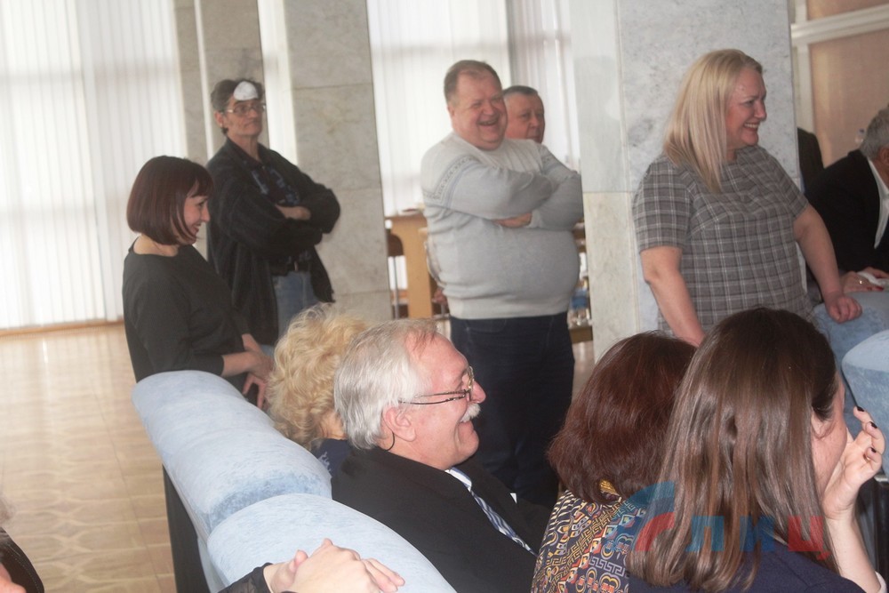 В карантинном Луганске провели флешмоб и позвали на него пенсионеров