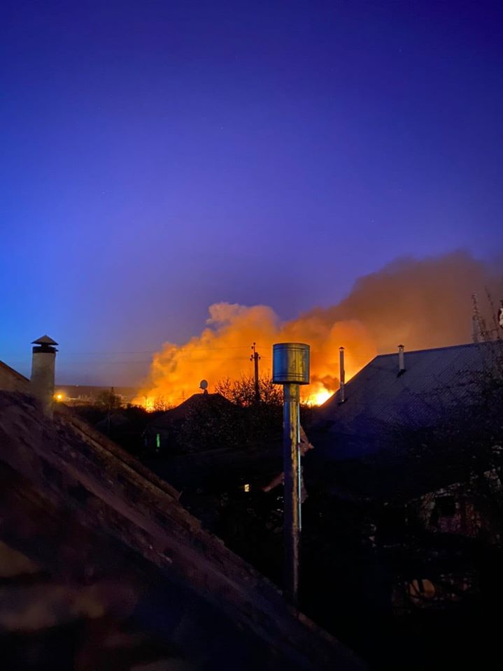 В Луганске горят камыши. Зарево пожара видно с разных концов города