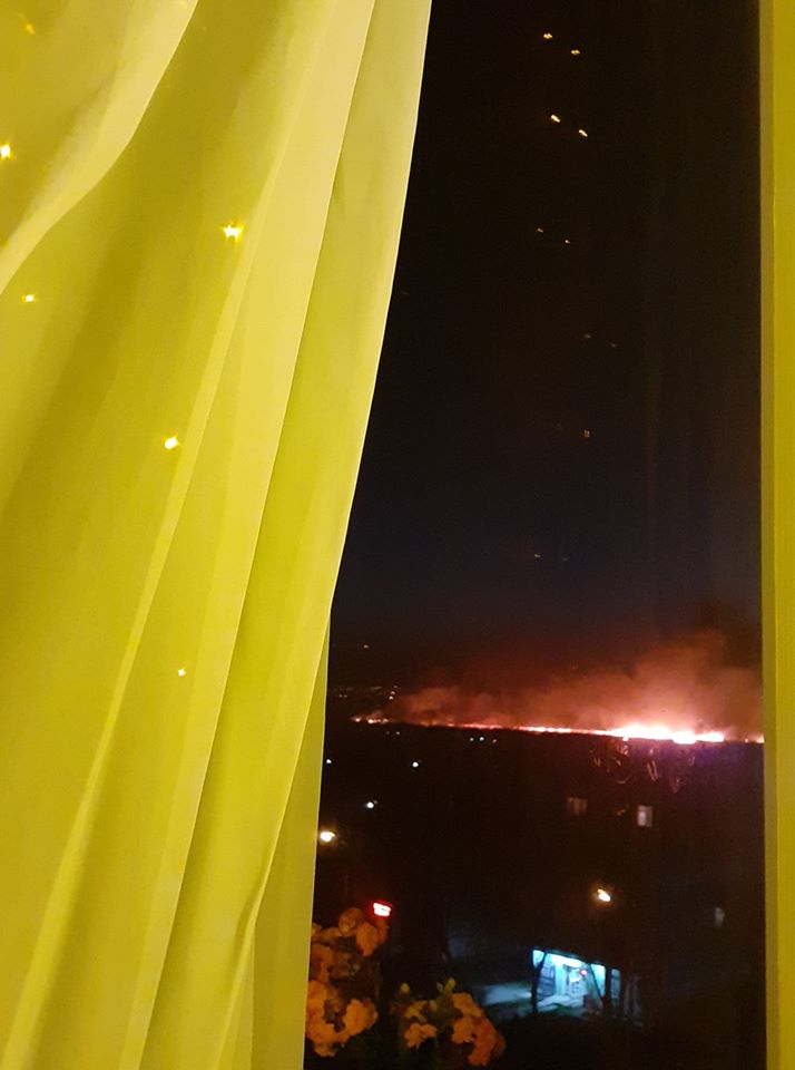 В Луганске горят камыши. Зарево пожара видно с разных концов города