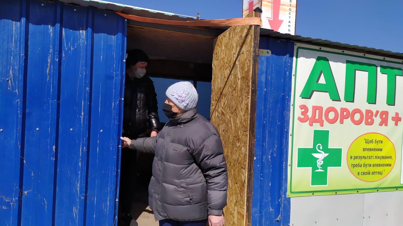 Возле КПВВ “Станица Луганская” в киоске для овощей живет женщина, которая не может вернуться домой