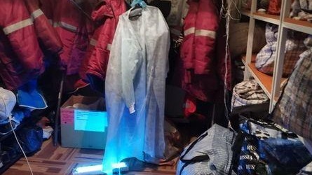 В соцсетях показали, как в Луганске стирают одноразовые защитные костюмы медиков
