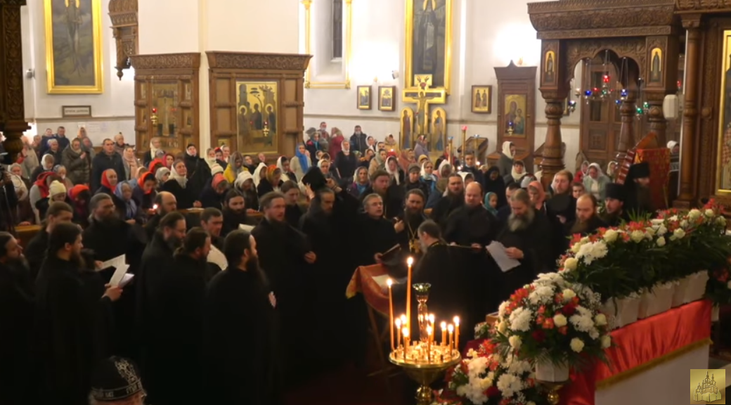 В Святогорской лавре на Пасху собралась толпа верующих. Заведено уголовное дело