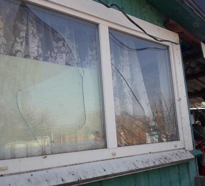 На Хуторе Вольный разоравшийся снаряд повредил окна и крышу жилого дома