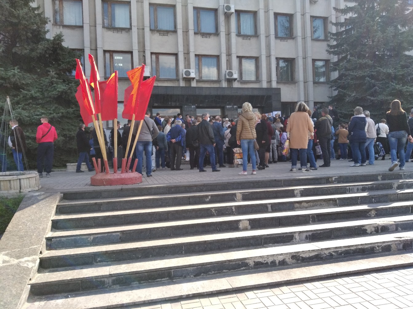 В Алчевске толпа людей пришла в городскую “администрацию” за пропусками на дачи