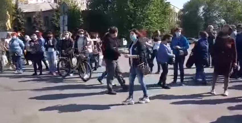 В Лисичанске предприниматели перекрыли дорогу и требовали возобновить работу рынков