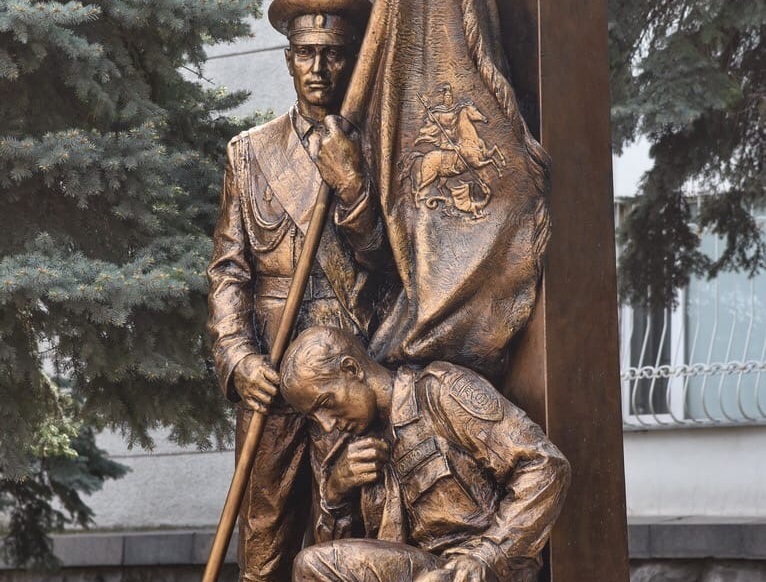 В Луганске открыли памятник, изображающий “беркутовца”, целующего знамя “МВД ЛНР”