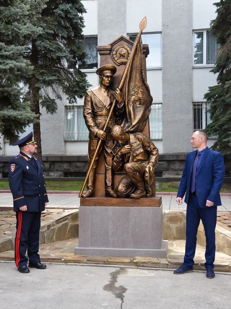 В Луганске открыли памятник, изображающий “беркутовца”, целующего знамя “МВД ЛНР”