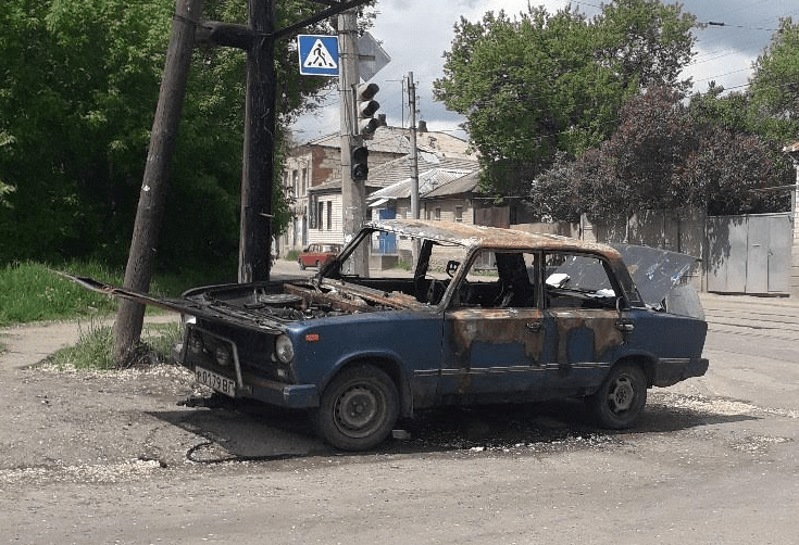 В Луганске, вслед за Донецком, тоже загорелись легковые автомобили