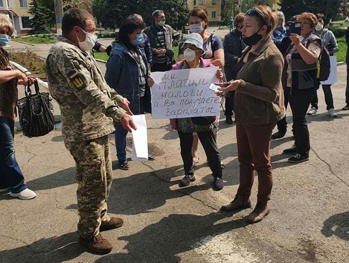 Работники рынка в Счастье протестовали против запрета работать