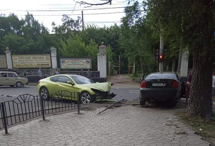 В Донецке в ДТП попала машина с “синими” номерами