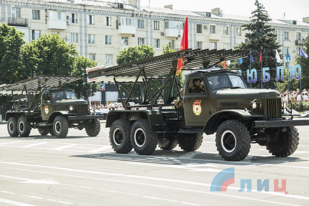 В Луганске провели парад поды в один день с Москвой