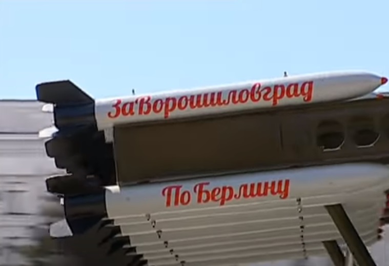 В Луганске провели парад поды в один день с Москвой