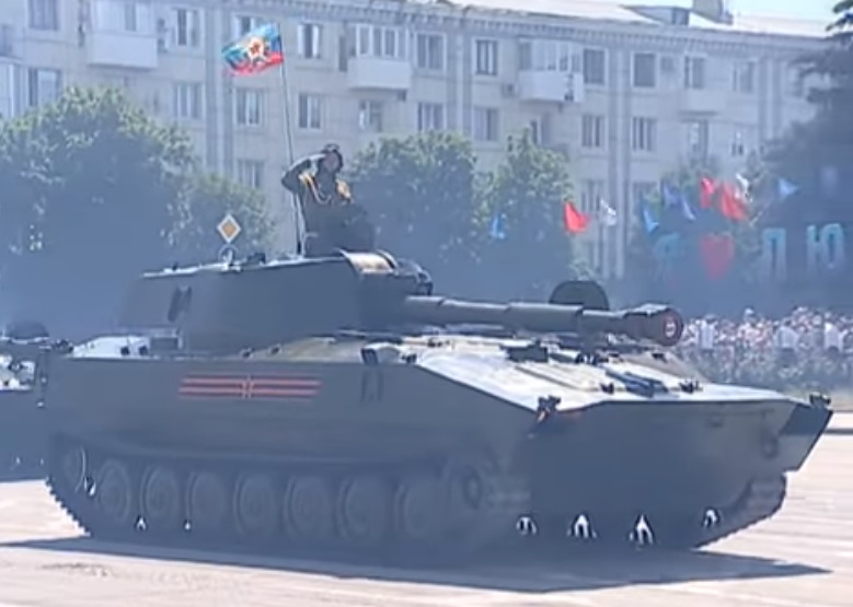 В Луганске провели парад поды в один день с Москвой