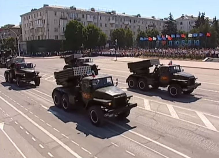 В Луганске провели парад поды в один день с Москвой