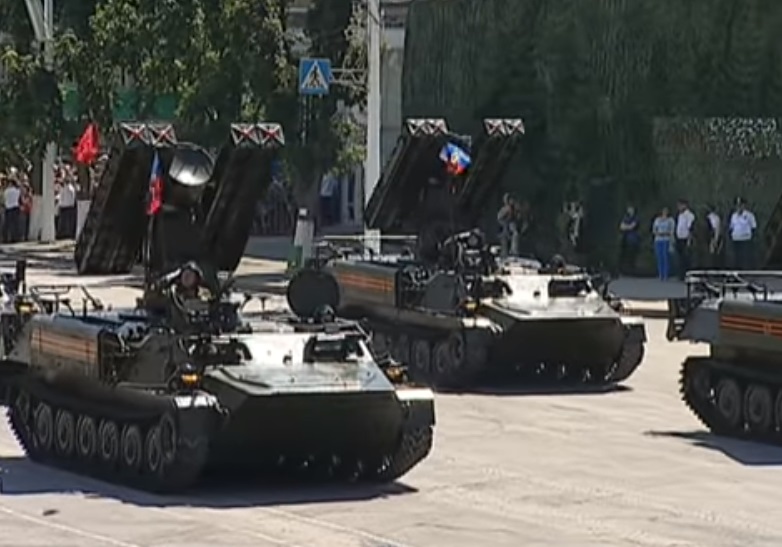 В Луганске провели парад поды в один день с Москвой