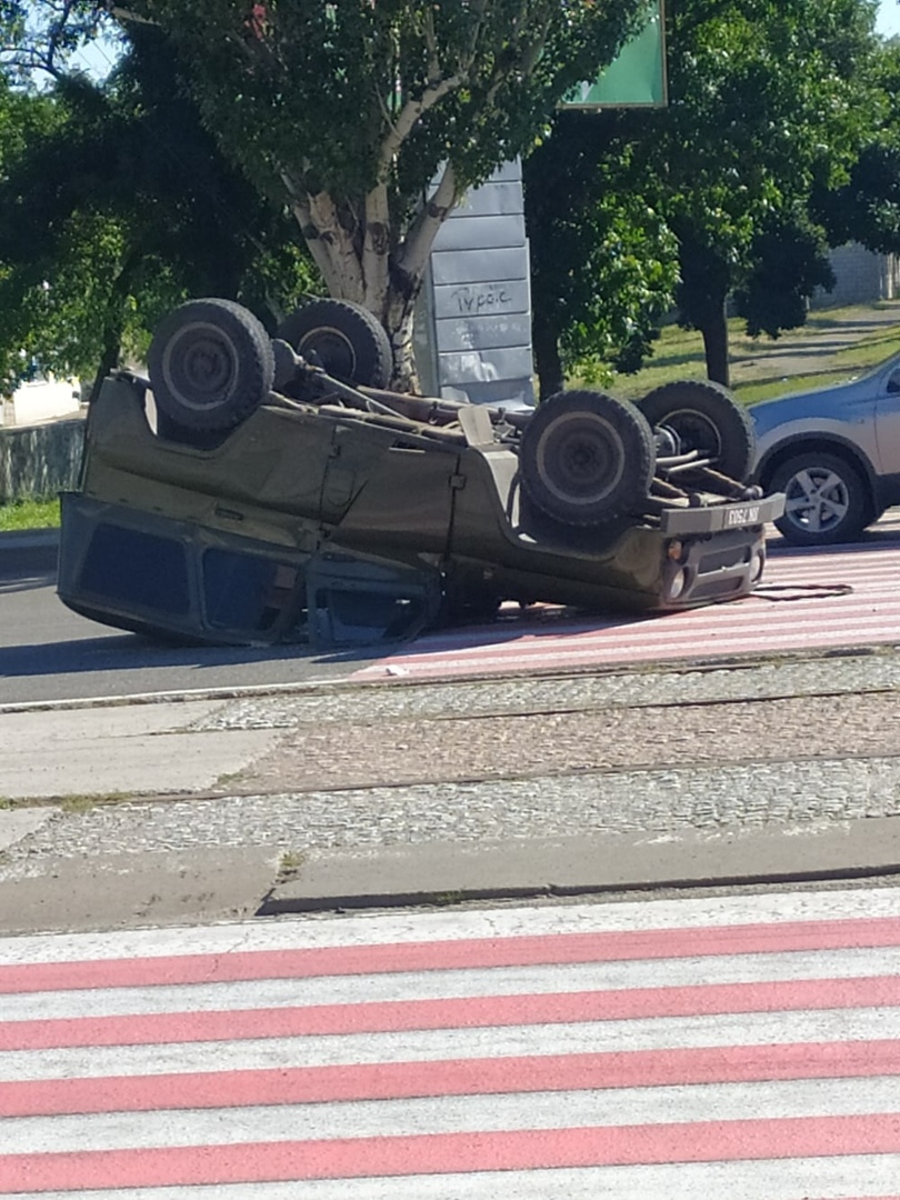 В Луганске автомобиль боевиков перевернулся на крышу