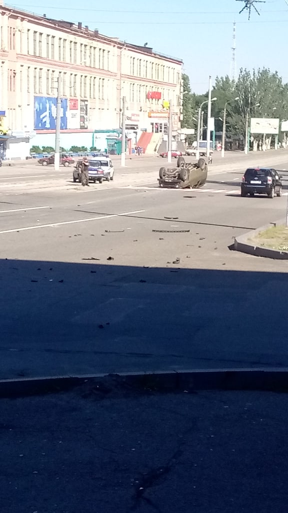 В Луганске автомобиль боевиков перевернулся на крышу