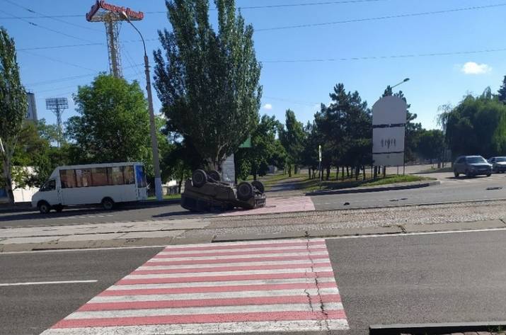 В Луганске автомобиль боевиков перевернулся на крышу