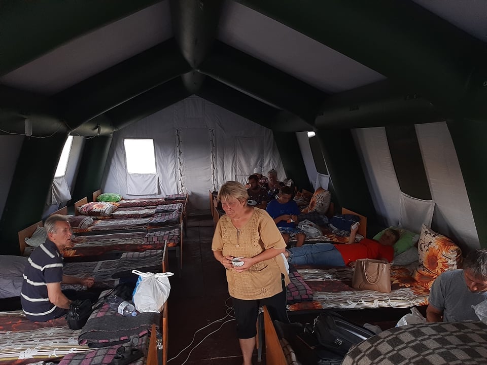 На КПВВ “Новотроицкое” третью неделю люди живут в палатке