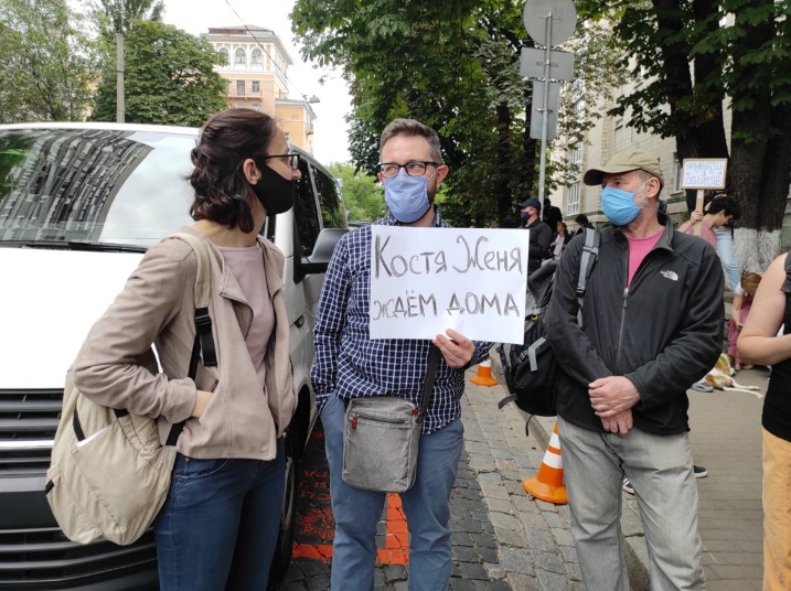 В Киеве прошла акция солидарности с Белорусью. На ней поддержали задержанных волонтеров “Восток-SOS”