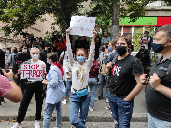 В Киеве прошла акция солидарности с Белорусью. На ней поддержали задержанных волонтеров “Восток-SOS”