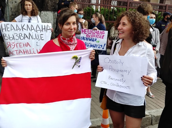 В Киеве прошла акция солидарности с Белорусью. На ней поддержали задержанных волонтеров “Восток-SOS”
