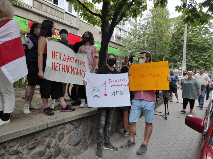 В Киеве прошла акция солидарности с Белорусью. На ней поддержали задержанных волонтеров “Восток-SOS”